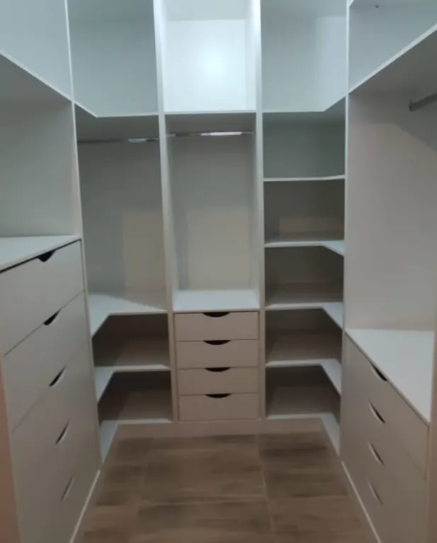 Closet planejado em U com gavetas centrais e prateleiras abertas dos dois lados, projeto Silva Lima Planejados em Santa Luzia