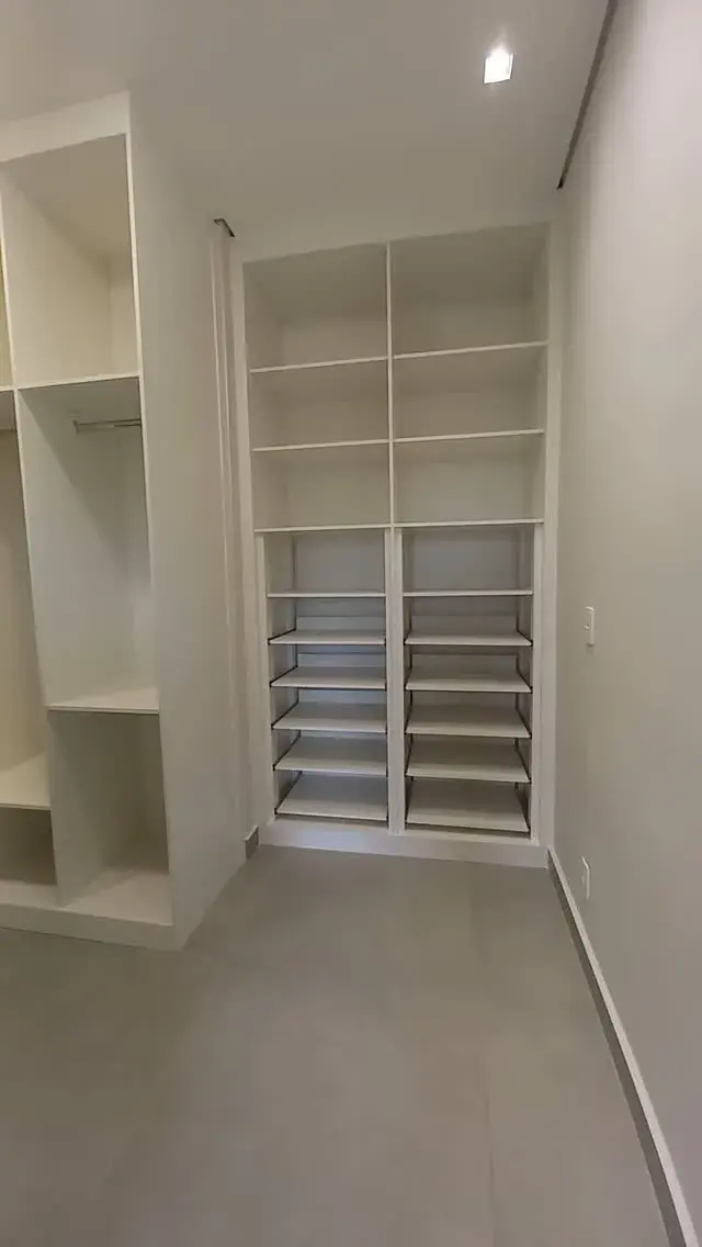 Closet planejado com sapateira e prateleiras abertas, projeto Silva Lima Planejados em Santa Luzia