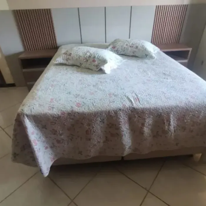 Quarto planejado com cabeceira ripada em madeira e criados-mudos embutidos, projeto Silva Lima Planejados em Santa Luzia
